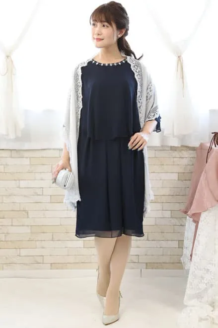 ネイビーのビジュー付きフレアスリーブドレス