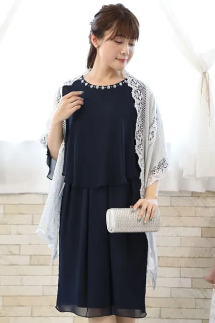 ネイビーのビジュー付きフレアスリーブドレス