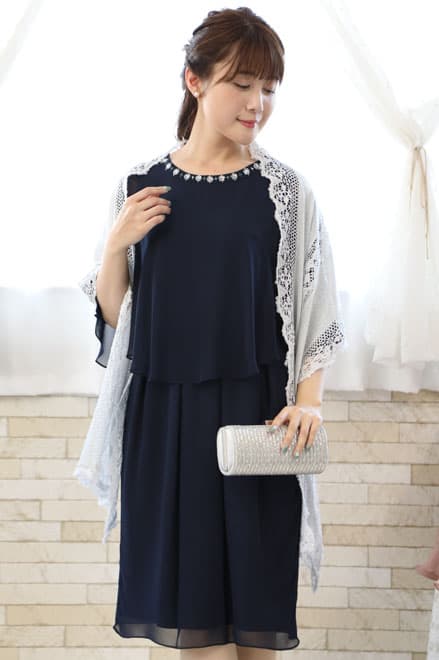 ネイビーのビジュー付きフレアスリーブドレス