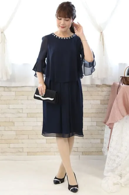 ネイビーのビジュー付きフレアスリーブドレス