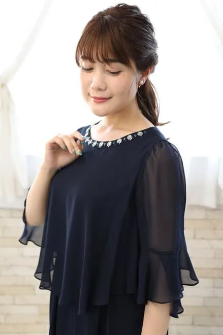 ネイビーのビジュー付きフレアスリーブドレス