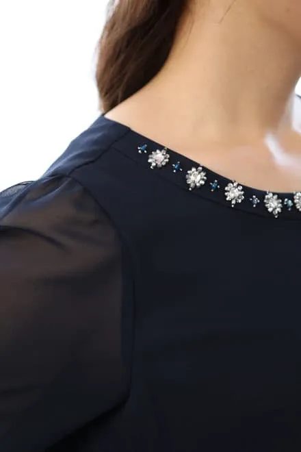 ネイビーのビジュー付きフレアスリーブドレス