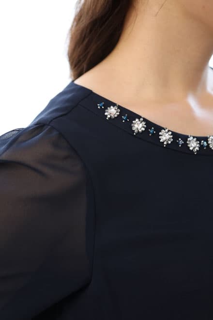 ネイビーのビジュー付きフレアスリーブドレス