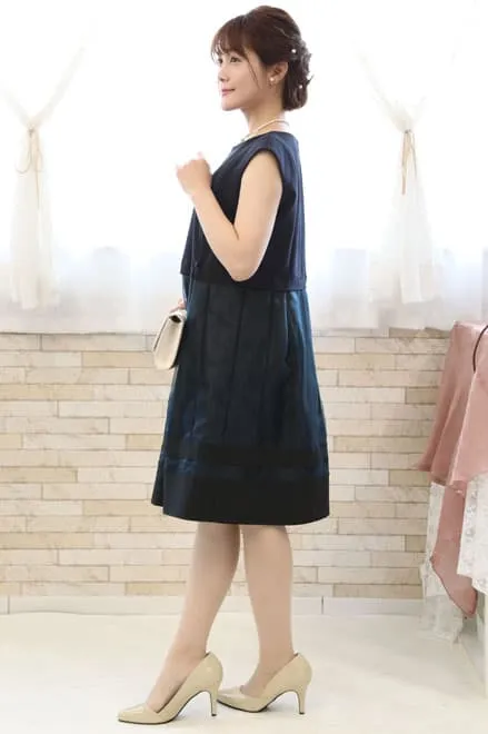 ネイビーの授乳口付きオーガンジードレス