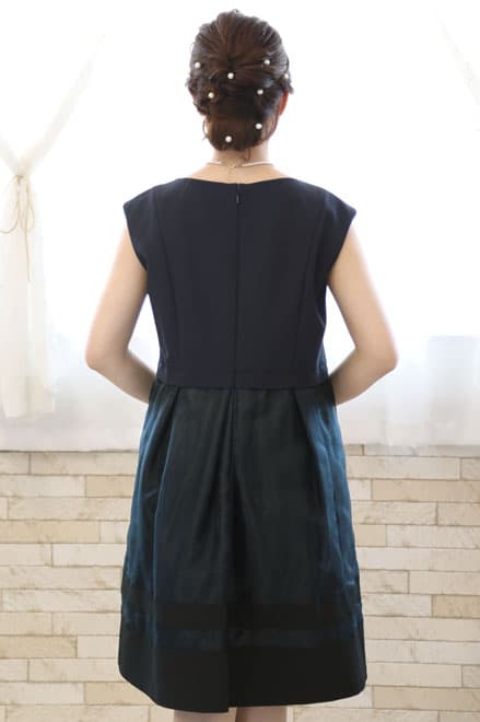 ネイビーの授乳口付きオーガンジードレス