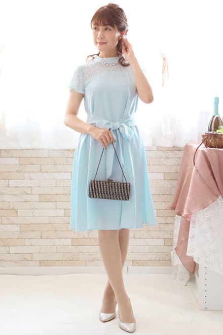ブルーのデコルテレースウエストリボンドレス