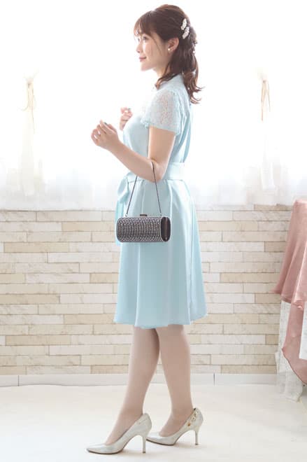 ブルーのデコルテレースウエストリボンドレス