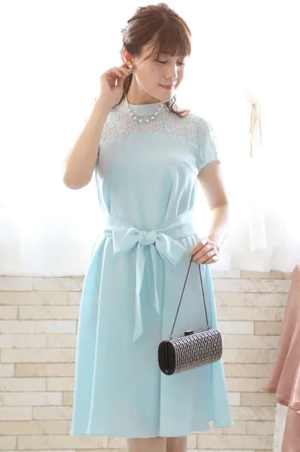 ブルーのデコルテレースウエストリボンドレス