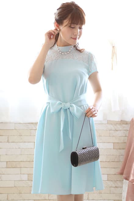 ブルーのデコルテレースウエストリボンドレス