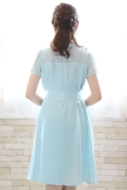 ブルーのデコルテレースウエストリボンドレス