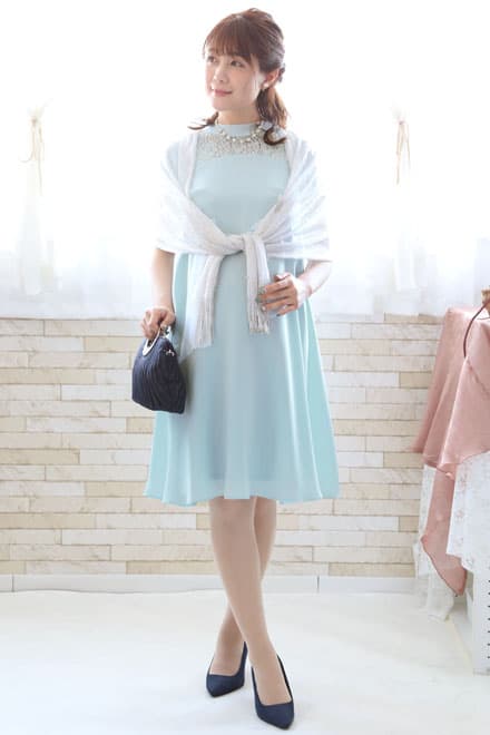 ブルーのデコルテレースウエストリボンドレス