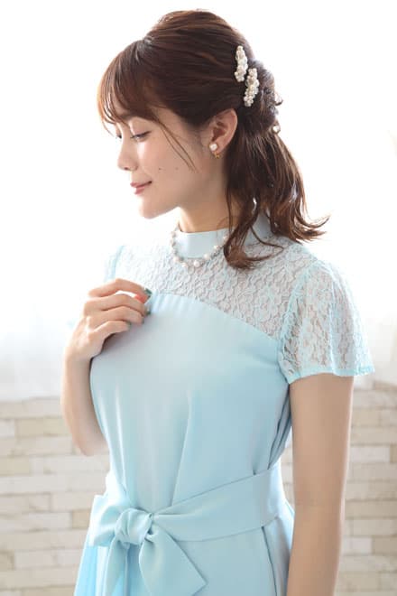 ブルーのデコルテレースウエストリボンドレス