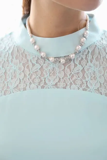 ブルーのデコルテレースウエストリボンドレス