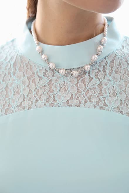 ブルーのデコルテレースウエストリボンドレス