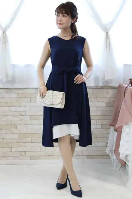 ネイビー×ホワイトのマリンテイストノースリーブドレス