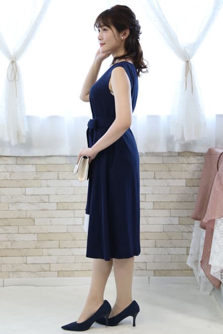 ネイビー×ホワイトのマリンテイストノースリーブドレス