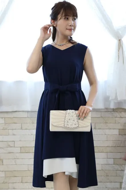 ネイビー×ホワイトのマリンテイストノースリーブドレス