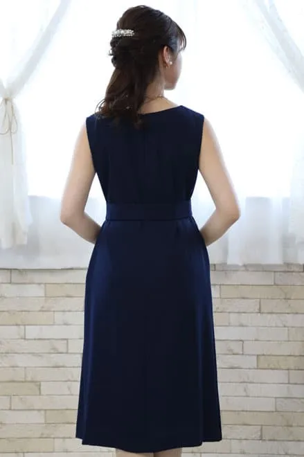 ネイビー×ホワイトのマリンテイストノースリーブドレス