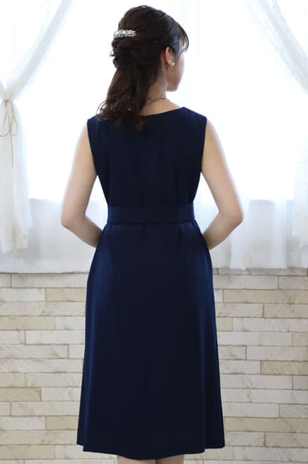 ネイビー×ホワイトのマリンテイストノースリーブドレス