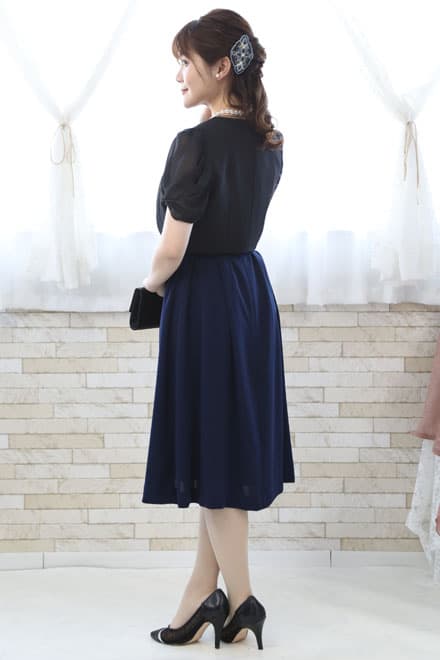 ネイビー×ホワイトのマリンテイストノースリーブドレス