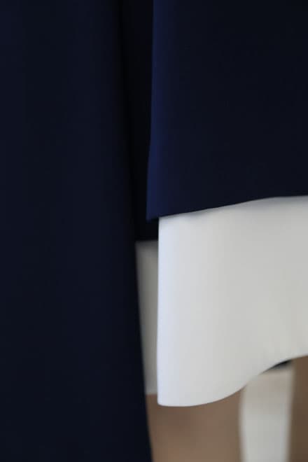 ネイビー×ホワイトのマリンテイストノースリーブドレス