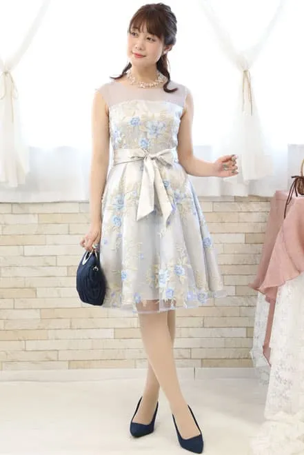 シルバーのウエストリボン花柄刺繍ドレス