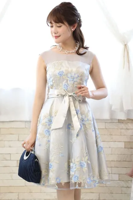 シルバーのウエストリボン花柄刺繍ドレス