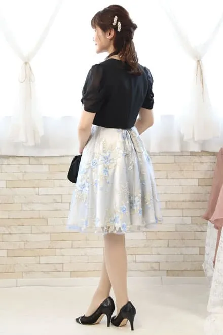 シルバーのウエストリボン花柄刺繍ドレス