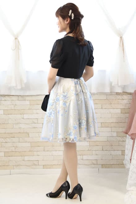 シルバーのウエストリボン花柄刺繍ドレス