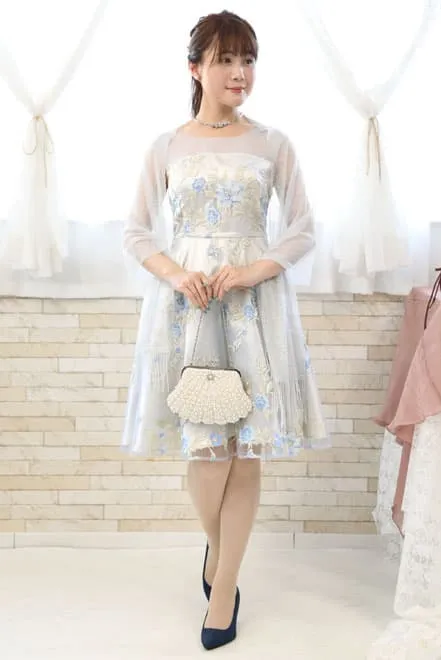 シルバーのウエストリボン花柄刺繍ドレス