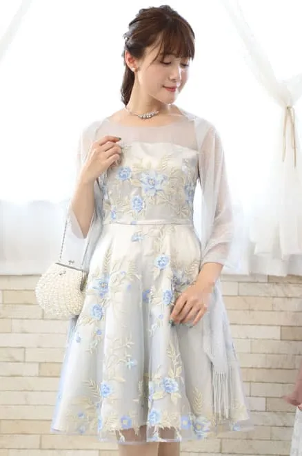 シルバーのウエストリボン花柄刺繍ドレス