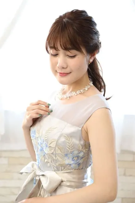 シルバーのウエストリボン花柄刺繍ドレス