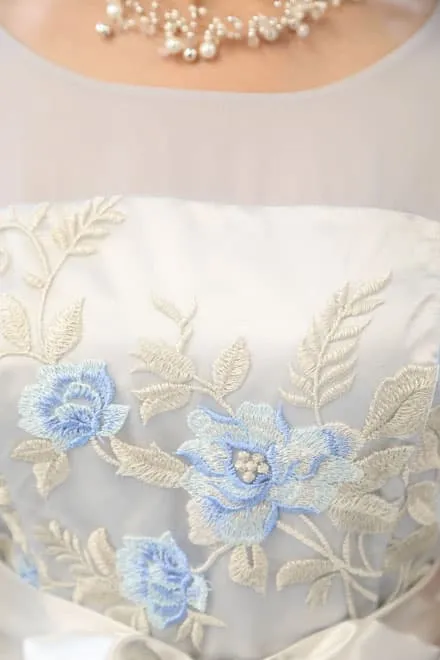 シルバーのウエストリボン花柄刺繍ドレス