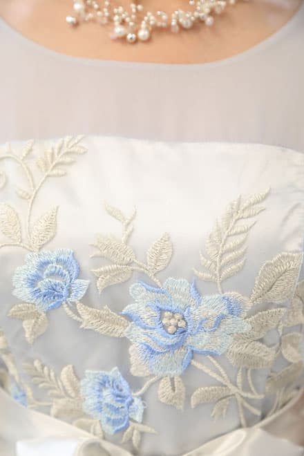 シルバーのウエストリボン花柄刺繍ドレス