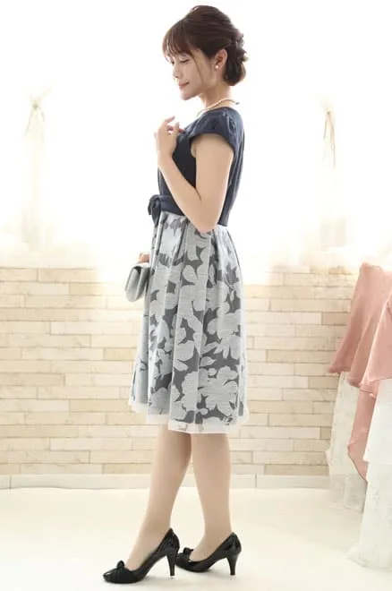 ネイビーの花柄パフスリーブドレス