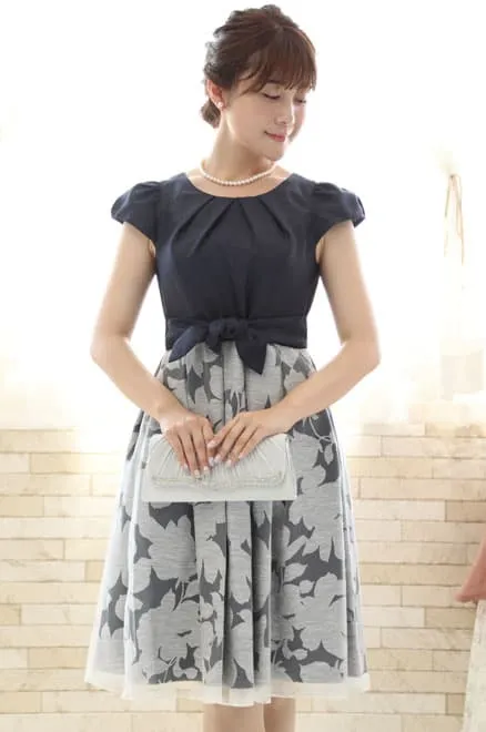 ネイビーの花柄パフスリーブドレス