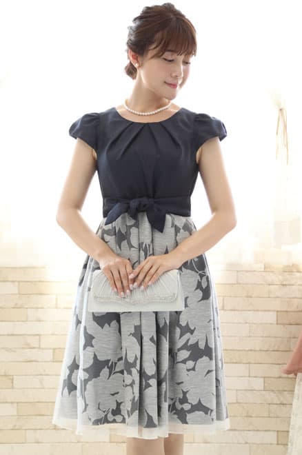 ネイビーの花柄パフスリーブドレス