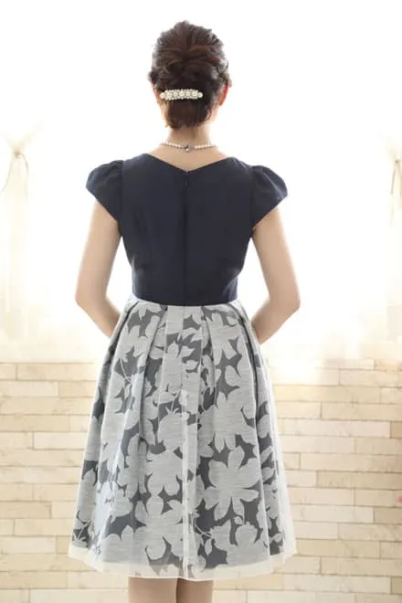 ネイビーの花柄パフスリーブドレス