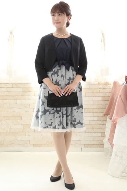 ネイビーの花柄パフスリーブドレス