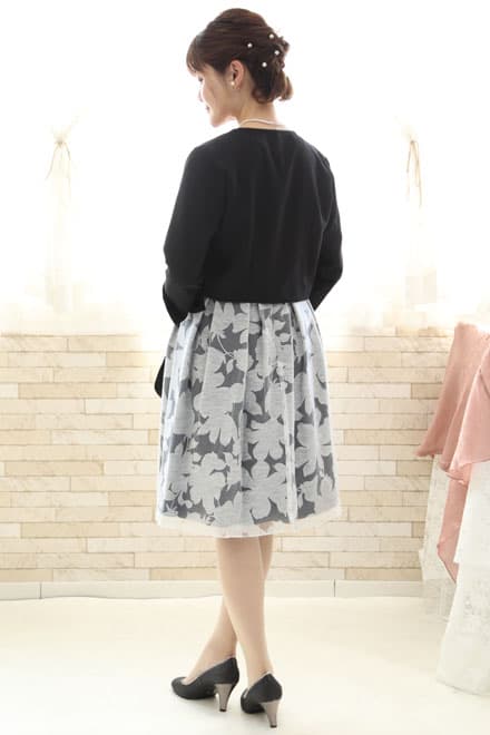 ネイビーの花柄パフスリーブドレス