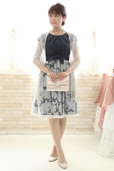 ネイビーの花柄パフスリーブドレス