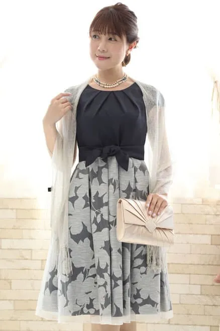 ネイビーの花柄パフスリーブドレス