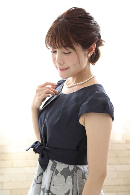 ネイビーの花柄パフスリーブドレス