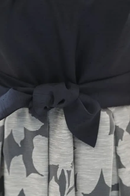 ネイビーの花柄パフスリーブドレス