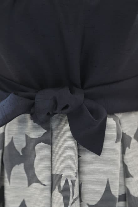 ネイビーの花柄パフスリーブドレス