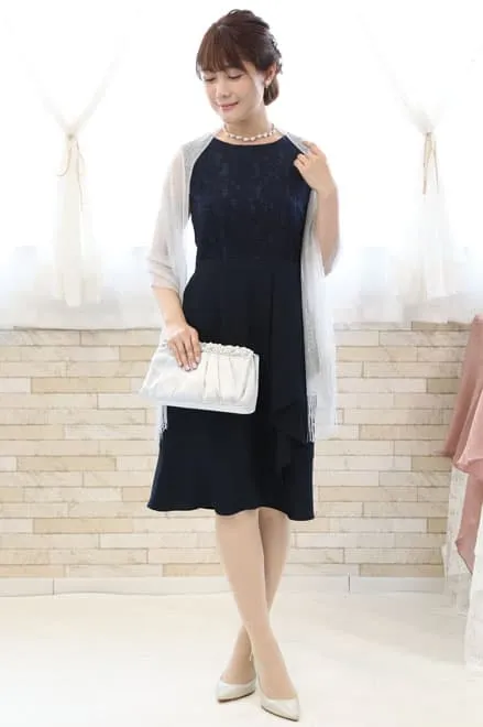 ネイビーのトップスレース×ペプラムドレス