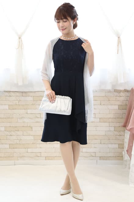 ネイビーのトップスレース×ペプラムドレス