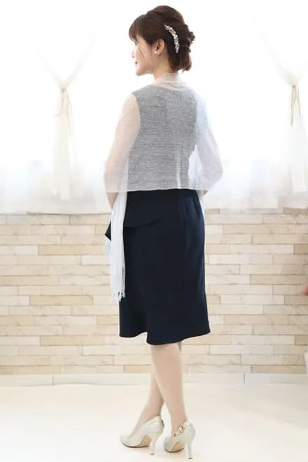 ネイビーのトップスレース×ペプラムドレス