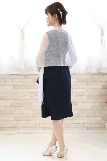 ネイビーのトップスレース×ペプラムドレス