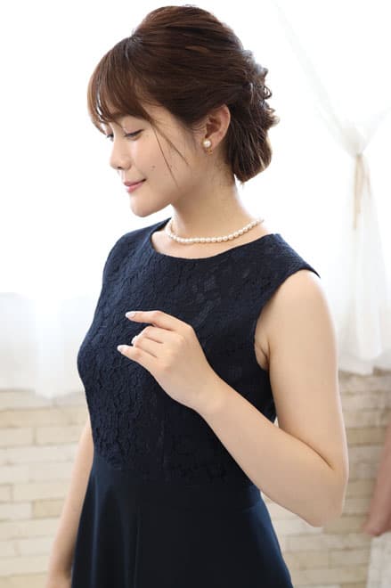 ネイビーのトップスレース×ペプラムドレス